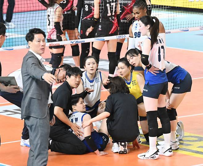 [서울=뉴시스] 프로배구 현대건설 위파위(등번호 23)가 지난 7일 대전충무체육관에서 열린 도드람 2024~2025 V-리그 여자부 정관장과의 경기에서 무릎부상으로 주저앉았다. (사진=KOVO 제공) 2025.02.07. *재판매 및 DB 금지