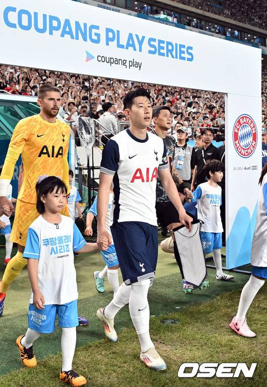 [OSEN=서울월드컵경기장, 조은정 기자]] 김민재(28, 바이에른 뮌헨)가&nbsp;손흥민(32, 토트넘)에게 향하는 공을 깔끔하게 막아내는 장면은 쿠팡플레이 시리즈 2경기 하이라이트였다.뮌헨은 3일 오후 8시 서울월드컵경기장에서 열린 토트넘과 2024 쿠팡플레이 시리즈 2경기에서 2-1로 이겼다.1900년 창단&nbsp;이후 첫 방한으로 치른 경기에서 뮌헨은 승전고를 울렸다. 김민재가 손흥민을 상대로 판정승을 거뒀다.&nbsp;토트넘 손흥민, 뮌헨 김민재가 경기장을 입장하고 있다. 2024.08.03 /cej@osen.co.kr