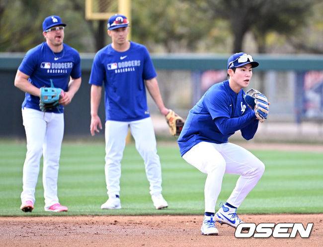 [OSEN=애리조나(미국), 이대선 기자] 18일(한국시간) 미국 애리조나주 글렌데일 캐멀백 랜치에서 2025 메이저리그 LA 다저스의 스프링캠프가 진행됐다.김혜성은 다저스와 최대 3+2년 2200만 달러(약 320억원) 계약에 합의하며 메이저리그 진출에 성공했다.LA 다저스 김혜성이 키케 에르난데스, 토미 에드먼과 훈련을 하고 있다. 2025.02.18 / sunday@osen.co.kr