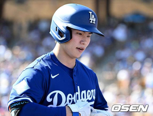 [OSEN=애리조나(미국), 이대선 기자] 21일(한국시간) 미국 애리조나주 글렌데일 캐멀백 랜치에서 2025 메이저리그 LA 다저스와 시카고 컵스의 시범 경기가 열렸다.김혜성은 다저스와 최대 3+2년 2200만 달러(약 320억원) 계약에 합의하며 메이저리그 진출에 성공했다.2회말 무사 2,3루에서 LA 다저스 김혜성이 땅볼을 치고 더그아웃으로 가고 있다.  2025.02.21 / sunday@osen.co.kr