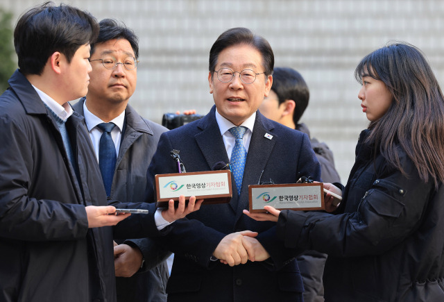 ▲더불어민주당 이재명 대표가 26일 서울 서초구 서울고등법원에서 열린 공직선거법 위반 혐의 사건 2심 공판에 출석하며 취재진의 질문에 답변하고 있다. ⓒ연합뉴스