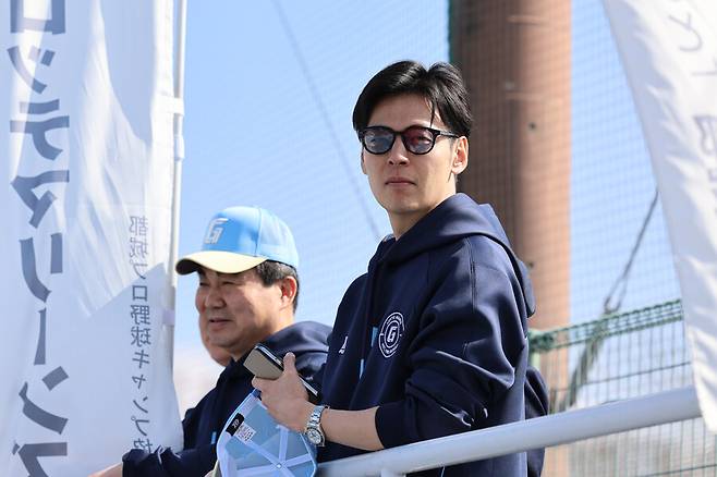 ▲ 신유열 롯데지주 미래성장실장(오른쪽)과 임성복 롯데지주 커뮤니케이션 실장이 롯데와 지바 롯데의 교류전을 지켜보고 있다. ⓒ롯데 자이언츠