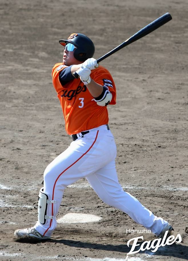 한화 이글스는 1일 일본 오키나와 고친다구장에서 열린 일본 사회인 야구팀 오키나와 전력과의 연습경기에서 3-9 패배를 당했다. 안치홍이 타격을 하고 있다. 한화 이글스