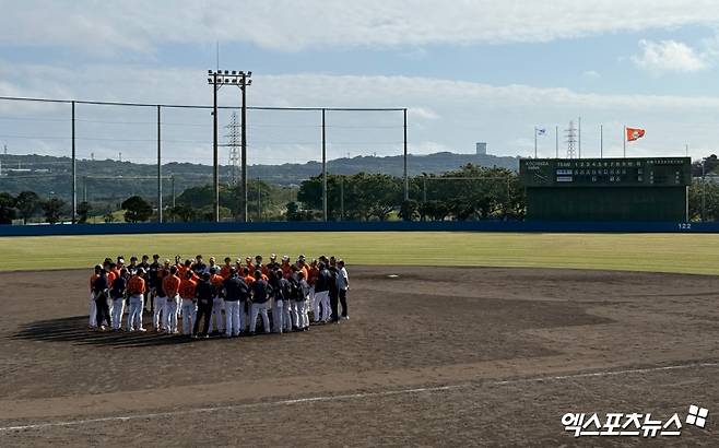 한화 이글스는 1일 일본 오키나와 고친다구장에서 열린 일본 사회인 야구팀 오키나와 전력과의 연습경기에서 3-9 패배를 당했다. 경기를 마친 후 김경문 감독과 선수단이 미팅을 갖고 있다. 엑스포츠뉴스DB