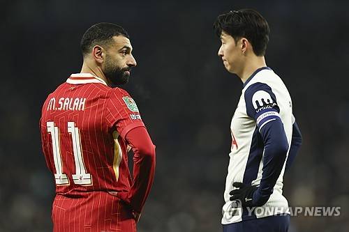 미국의 글로벌 스포츠 매체 'ESPN'은 28일(한국시간) '손흥민은 무슨 일이 잘못되었을까. 스퍼스(토트넘 애칭)에서 미래'라는 주제의 보도를 통해 토트넘에서의 손흥민 거취가 심상치 않다는 뜻을 전했다. 매체는 '손흥민은 모하메드 살라(리버풀)와 1992년생 동갑이다. 두 선수 모두 각자 구단에서 레전드 선수'라며 '한 명은 인생 최고의 전성기를 달리고 있다. 다른 한 명은 토트넘에서 처음으로 의문을 보이게 만들었다'라며 손흥민의 경기력 추락을 거론한 뒤 배경을 해리 케인의 바이에른 뮌헨 이적을 들었다.&nbsp;연합뉴스