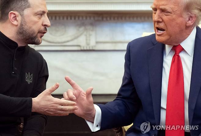 회담하는 트럼프 미국 대통령과 젤렌스키 우크라 대통령 (워싱턴 AFP=연합뉴스) 도널드 트럼프 미국 대통령과 볼로디미르 젤렌스키 우크라이나 대통령이 28일(현지시간) 워싱턴DC 백악관에서 회담하고 있다. 2025.2.28