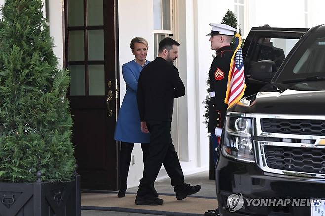 트럼프를 만난 뒤 백악관을 떠나는 젤렌스키 [AFP 연합뉴스. 재판매 및 DB 금지]