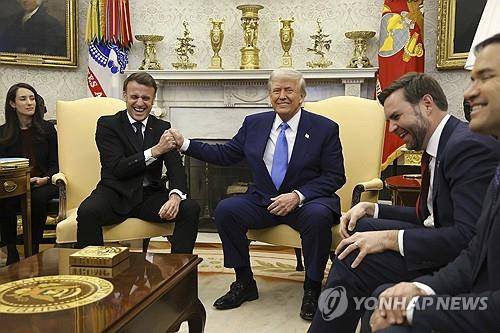 지난달 24일 미국에서 트럼프 대통령을 만난 마크롱 대통령 [AP 연합뉴스 자료사진. 재판매 및 DB 금지]