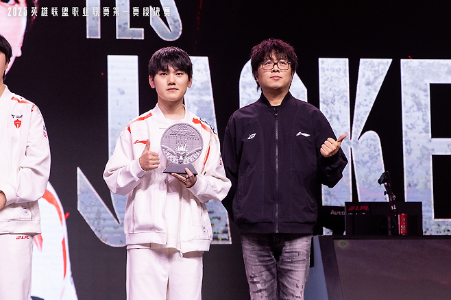 FMVP 수상한 '재키러브'(사진=LPL)