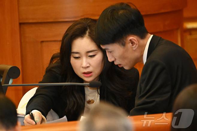 윤석열 대통령 측 김계리 변호사가 25일 서울 종로구 헌법재판소 대심판정에서 열린 윤석열 대통령 탄핵심판 최종 변론에 출석해 대화하고 있다. 2025.2.25/뉴스1 ⓒ News1 사진공동취재단