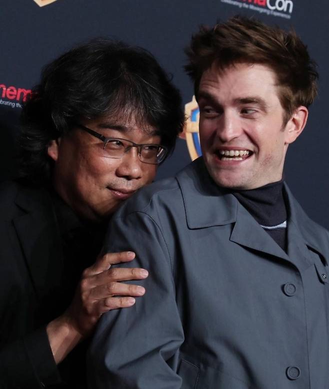 내년 1월 개봉하는 영화 ‘미키17’의 봉준호 감독(왼쪽)과 주연배우 로버트 패틴슨이 11일(현지시간) 미국 라스베이거스에서 열린 ‘시네마콘2024’에서 코믹한 포즈를 취했다. 사진 | 시네마콘