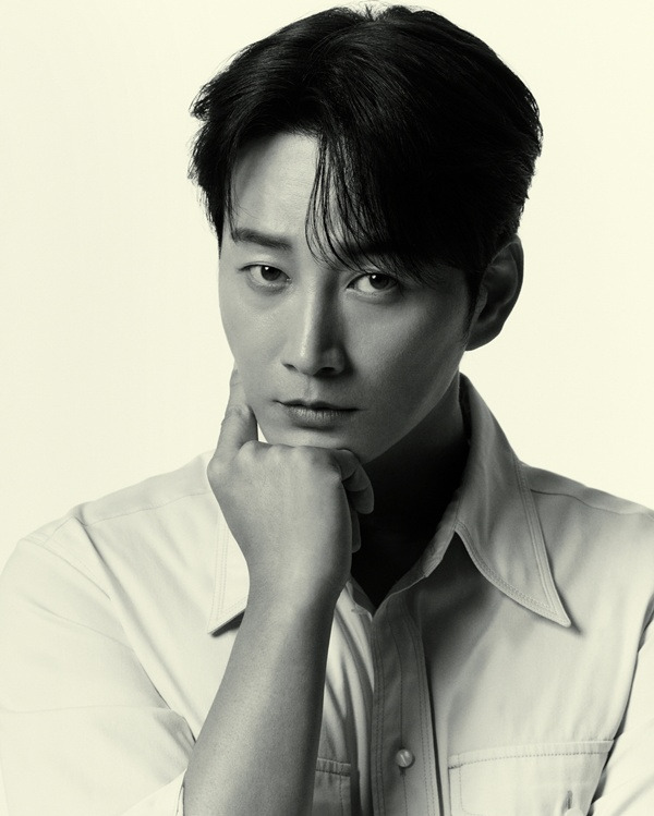 사진 출처= 길스토리이앤티 제공 / 배우 이현욱 프로필.