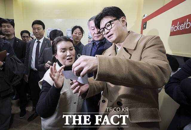 한동훈 전 국민의힘 대표가 2일 오후 서울 종로구의 한 극장에 공연을 관람하기 위해 방문해 고 한상국 상사의 부인 김한나 씨와 대화를 나누고 있다. /박헌우 기자