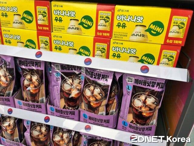 세븐일레븐 동대문던던점에 진열된 바나나맛우유와 커피