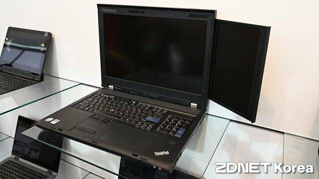 듀얼 디스플레이를 내장한 씽크패드 W700ds. (사진=지디넷코리아)