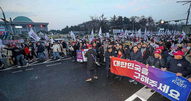 1일 오후 서울 여의도에서 개신교 단체인 '세이브코리아'가 주최한 국가 비상 기도회 직후 김기현 국민의힘 의원 등 참석자들이 국회 앞을 행진하고 있다. /박성원 기자