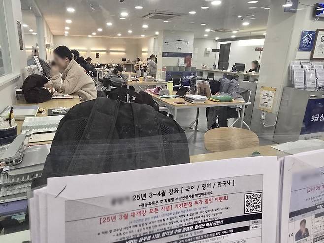 지난달 28일 서울 동작구 노량진 한 공무원 시험 학원에서 수험생들이 자율학습을 하고 있다. /정두용 기자