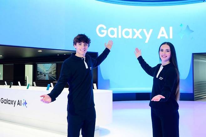 MWC25에 마련된 삼성전자 전시부스에서 삼성전자 모델들이 전시 부스를 소개하는 모습ⓒ삼성전자