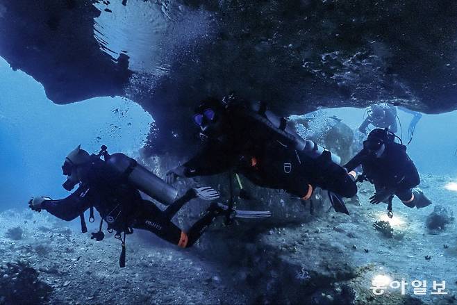 엘리펀트 헤드락의 수중 동굴 탐험.