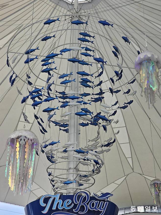 자이언트 트레발리의 스쿨링과 해파리를 형상화한 푸켓 파통해변 쇼핑몰의 조형물.