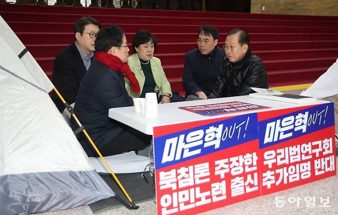 권영세 국민의힘 비상대책위원장이 2일 오후 서울 여의도 국회 로텐더홀에서 ‘마은혁 헌법재판관 후보자 임명 반대’를 촉구하며 단식 농성에 돌입한 국민의힘 박수영 의원을 격려 방문했다. 장승윤 기자 tomato99@donga.com