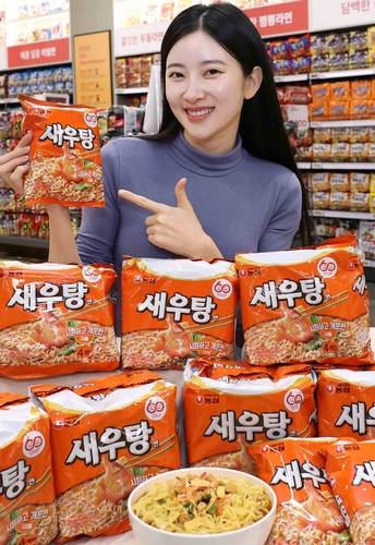 모델이 '홈플러스 메가 푸드 마켓 라이브' 강서점에서 신제품 '농심 새우탕면'을 소개하고 있다. [자료:홈플러스]