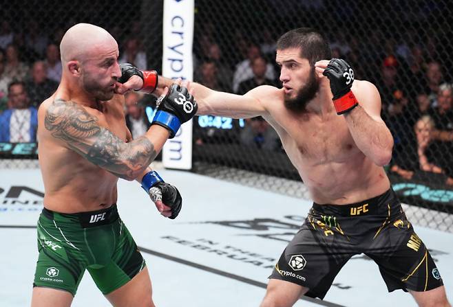 알렉산더 볼카노프스키(왼쪽)와 이슬람 마카체프. 사진=UFC