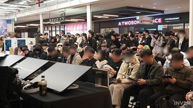 ▲ 긴장된 모습들로 츠지모토 료조 PD를 기다리고 있습니다