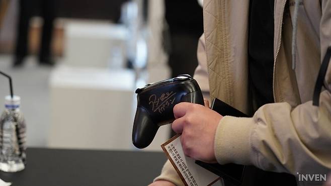 ▲ 닌텐도 스위치와 컨트롤러에 이르기까지 다양한 물건들이 등장합니다