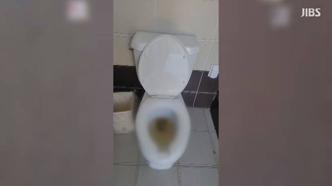 서귀포시 순환수세식 화장실 변기에 오수가 차오른 모습 (사진, 시청자 제공)