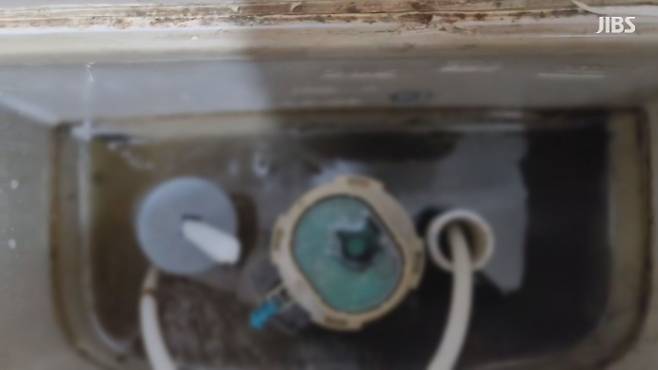 서귀포시 순환수세식 화장실 변기 뒷편에 오수가 차오른 모습 (사진, 시청자 제공)