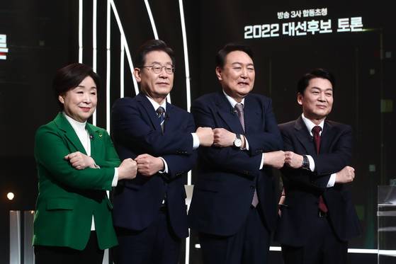 2022년 2월 열린 대선후보 TV토론에서 당시 심상정 정의당 후보와 이재명 더불어민주당 후보, 국민의힘 후보였던 윤석열 대통령, 안철수 국민의당 후보가 기념촬영을 하고 있다. 뉴스1