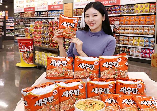 홈플러스가 20여년 만에 재출시된 봉지라면인 '농심 새우탕면'을 단독으로 판매한다./ 홈플러스 제공