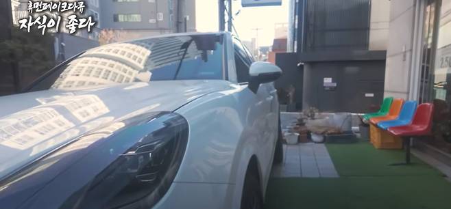 개그우먼 이수지의 유튜브 채널에 등장한 두번째 에피소드 'EP.02 엄마라는 이름으로 Jamie맘 이소담 씨의 아찔한 라이딩 '에 등장한 자동차. 사진=이수지 유튜브 채널 '핫이슈지' 캡처