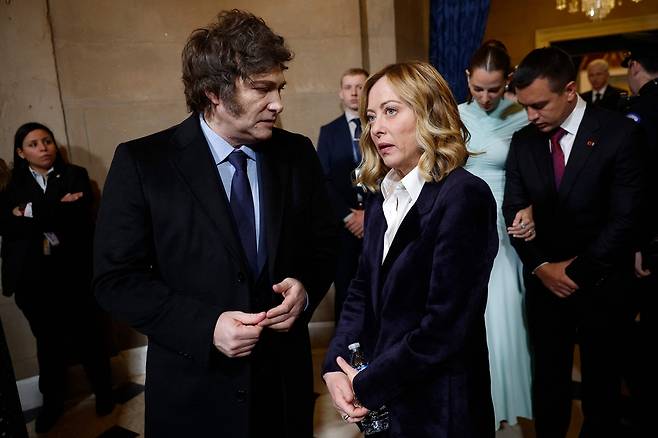 아르헨티나 대통령 하비에르 밀레이(왼쪽)와 이탈리아 총리 조르자 멜로니가 1월 20일 미국 워싱턴 의회의사당 중앙홀에서 열린 도널드 트럼프 미국 대통령 취임식에 참석해 대화를 하고 있다. 두 정상은 통칭 ‘극우파’로 불리지만 기존의 극우 정치인들과는 차이가 있다.  / AFP연합뉴스