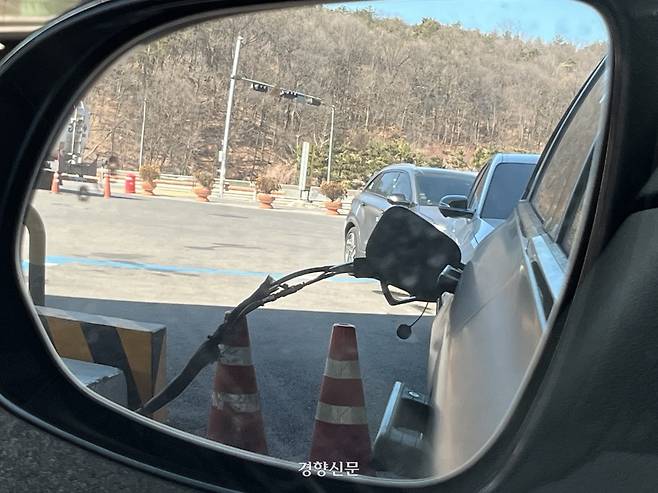 사이드미러에 비친 충전 모습을 사진으로 담아봤다. 권재현 선임기자
