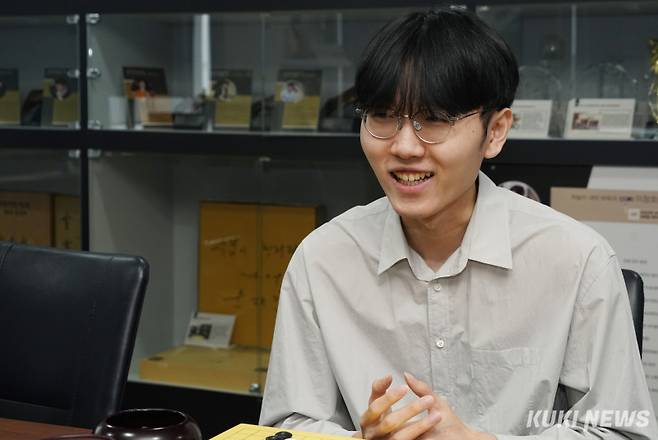 지난해 제25회 농심배에서 끝내기 6연승으로 한국의 우승을 이끈 신진서가 서울 성동구 한국기원에서 쿠키뉴스와 인터뷰를 하고 있다. 박효상 기자