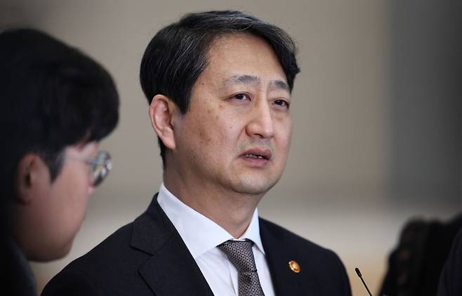 안덕근 산업통상자원부 장관이 지난 26일 오전 인천국제공항 제2여객터미널에서 미국의 관세 조치에 대한 한국의 예외 요청과 양국 경제 협력 방안 등을 논의하기 위해 미국 워싱턴 DC로 출국하며 취재진 질문에 답하고 있다. 연합뉴스&nbsp;