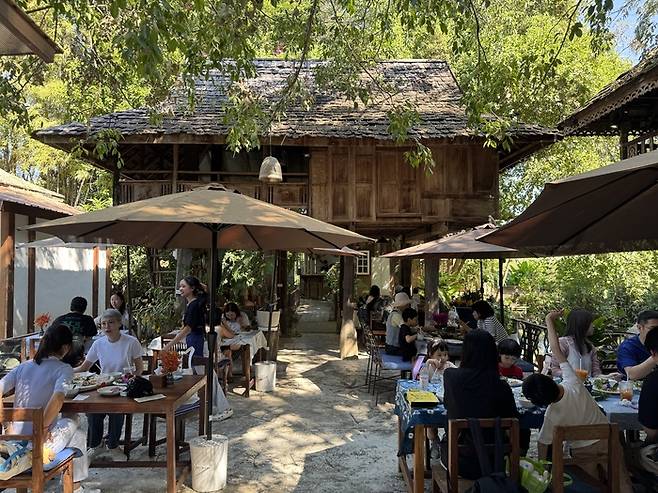 미나 레스토랑 야외 좌석 / 사진=홍지연 여행+ 기자