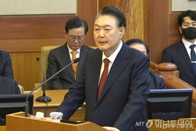 윤석열 대통령이 25일 오후 서울 종로구 헌법재판소에서 열린 대통령 탄핵심판 최종(11차) 변론기일에 출석해 최종의견을 진술하고 있다./사진=헌법재판소 제공, 뉴스1