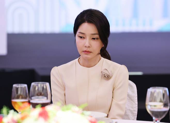 더불어민주당은 윤석열 대통령 부인 김건희 여사의 숙명여대 석사 논문 표절이 확정된 만큼 교육부가 학위 취소를 요청해야 한다고 밝혔다. 사진은 김 여사가 지난해 10월9일(현지시각) 싱가포르 샹그릴라 호텔에서 열린 싱가포르 동포 초청 오찬 간담회에 참석했던 모습. /사진=뉴시스