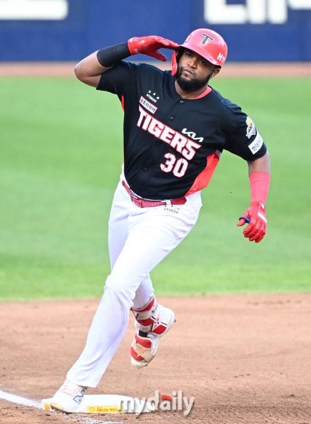 26일 오후 대구광역시 연호동 대구삼성라이온즈파크 에서 진행된 '2024 프로야구 KBO리그 포스트시즌' 한국시리즈 4차전 삼성라이온즈와 KIA타이거즈의 경기. 기아 소크라테스가 6회초 1사 1루서 2점홈런을 터뜨린 뒤 베이스를 돌고 있다./대구=송일섭 기자 andlyu@mydaily.co.kr