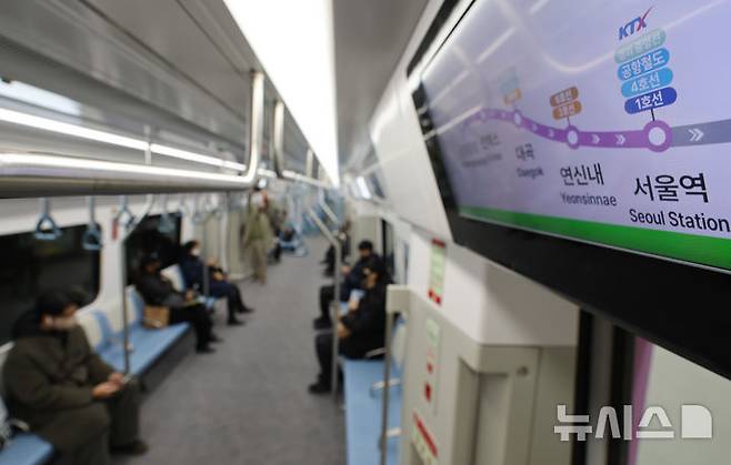 [파주=뉴시스] 황준선 기자 = 지난해 12월27일 오후 경기 파주시 운정중앙역에서 열린 GTX-A 운정중앙-서울역 구간 개통식에서 열차 시승 행사 참석자들이 열차에 탑승하고 있다. 2025.03.02. hwang@newsis.com
