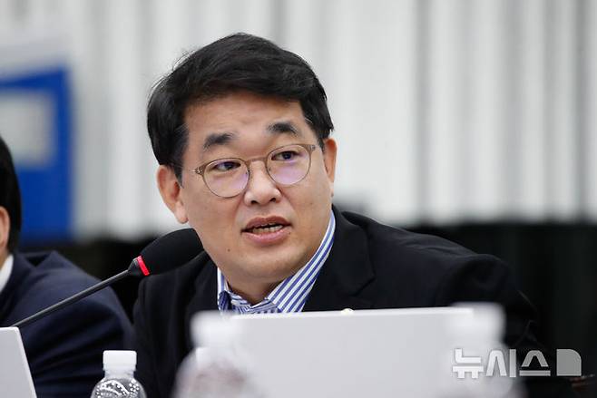 [제주=뉴시스] 우장호 기자 = 배준영 국민의힘 의원이 지난해 10월23일 오전 제주도청 탐라홀에서 열린 국회 행정안전위원회의 제주도 국정감사에서 질의하고 있다. 2024.10.23. woo1223@newsis.com
