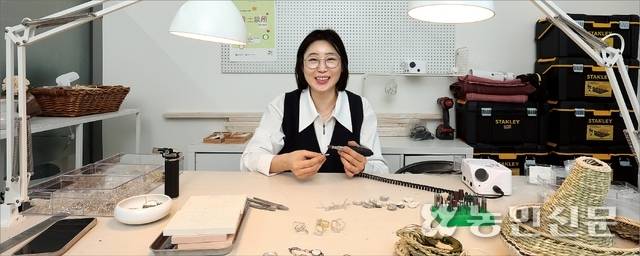 주얼리를 제작하며 환히 웃고 있는 조은미 ‘사이 잇는 DMZ마을’ 대표. 그의 미소에 예술을 향한 애정이 담겨 있다.