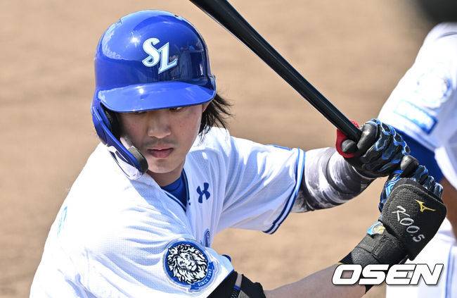 [OSEN=오키나와(일본), 조은정 기자]프로야구 LG 트윈스가 연습경기 2연승을 달렸다.LG는 1일 일본 오키나와현 아카마 구장에서 열린 삼성 라이온즈와의 연습경기에서 5-0으로 승리했다. 지난달 27일 KIA전 3-1 승리에 이어서 오키나와 캠프 연습경기 2연승이다.&nbsp;구자욱이 타석에 오르기 전 몸을 풀고 있다. 2025.03.01 /cej@osen.co.kr