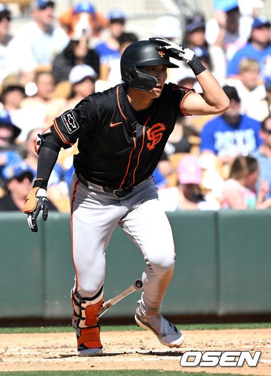 [OSEN=글렌데일(미국), 이대선 기자] '코리안 데이'였다.&nbsp;이정후(샌프란시스코 자이언츠)와 김혜성(LA 다저스)이 맞대결에서 나란히 맹활약했다. &nbsp;LA 다저스와 샌프란시스코 자이언츠는 2일(이하 한국시간) 미국 애리조나주 글렌데일의 캐멀백 랜치에서 2025 메이저리그 시범경기를 치렀다.&nbsp;이날 김혜성은 8번 유격수로,&nbsp;이정후는 3번 중견수로 각각 선발 출장했다. 이정후가 총알 2루타로 선제 타점을 올리자, 7푼 타율로 마음고생을 하던 김혜성은 시범경기 첫 홈런포를 터뜨렸다.3회초 1사 1루에서 샌프란시스코 자이언츠 이정후가 우전 안타를 치고 있다. 2025.03.02 / sunday@osen.co.kr