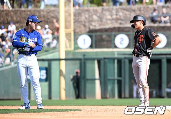 [OSEN=글렌데일(미국), 이대선 기자] '코리안 데이'였다.&nbsp;이정후(샌프란시스코 자이언츠)와 김혜성(LA 다저스)이 맞대결에서 나란히 맹활약했다. &nbsp;LA 다저스와 샌프란시스코 자이언츠는 2일(이하 한국시간) 미국 애리조나주 글렌데일의 캐멀백 랜치에서 2025 메이저리그 시범경기를 치렀다.&nbsp;이날 김혜성은 8번 유격수로,&nbsp;이정후는 3번 중견수로 각각 선발 출장했다. 이정후가 총알 2루타로 선제 타점을 올리자, 7푼 타율로 마음고생을 하던 김혜성은 시범경기 첫 홈런포를 터뜨렸다.3회초 2사 만루에서 LA 다저스 김혜성과 2루에 안착한 샌프란시스코 자이언츠 이정후가 이야기를 나누고 있다. 2025.03.02 / sunday@osen.co.kr
