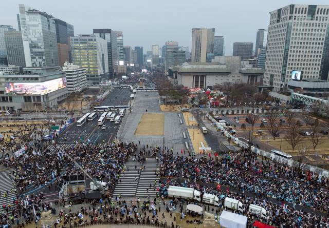 ▲삼일절인 1일 서울 곳곳에서 윤석열 대통령 탄핵 찬반 집회가 열리고 있다. 아래 경복궁 광화문 인근에서 윤석열즉각퇴진·사회대개혁 비상행동 범시민 대행진이, 위 세종대로에서 대한민국바로세우기국민운동본부 탄핵 반대 집회가 열리고 있다. ⓒ연합뉴스