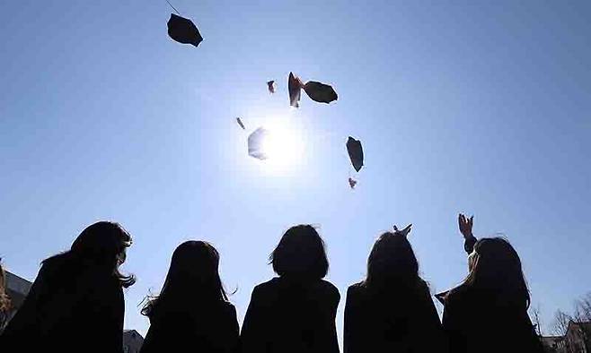 학위수여식에서 졸업생들이 졸업모를 하늘로 던지고 있다. 사진은 기사 내용과 직접적 관련 없음. 뉴시스